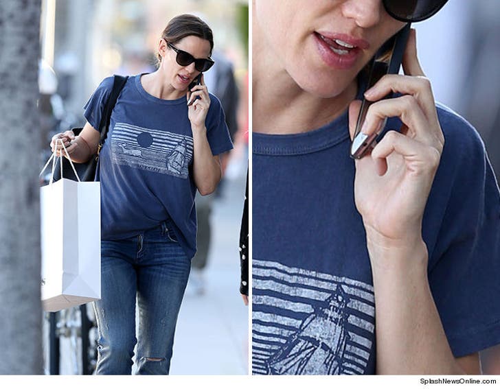 Jennifer Garner -- No Ring of Truth to Reconciliation with :: 0310-jennifer-garner-splash-4