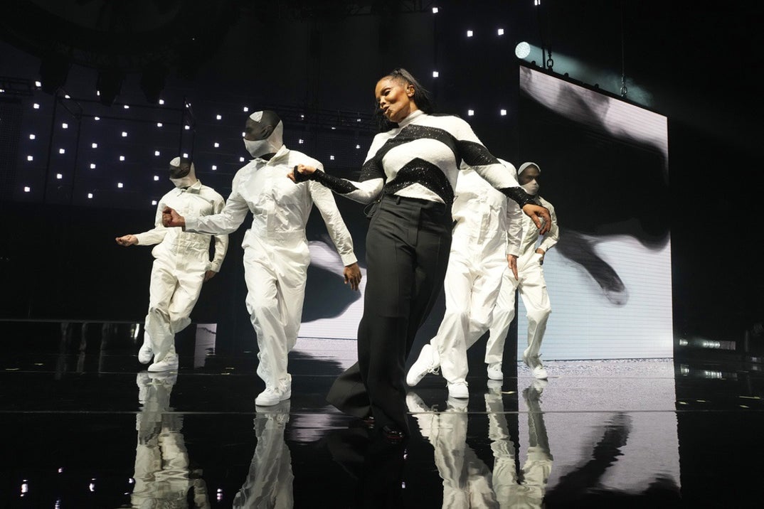 Janet Jackson Singing And Dancing On Stage 1