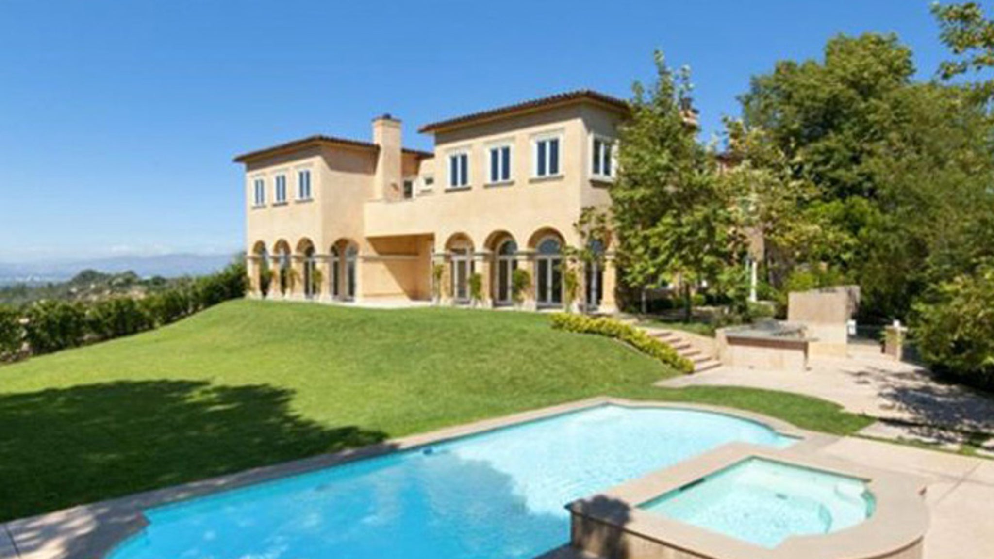 Nicki Minaj and Meek Mill 'move into 9 bedroom Beverly Hills mansion
