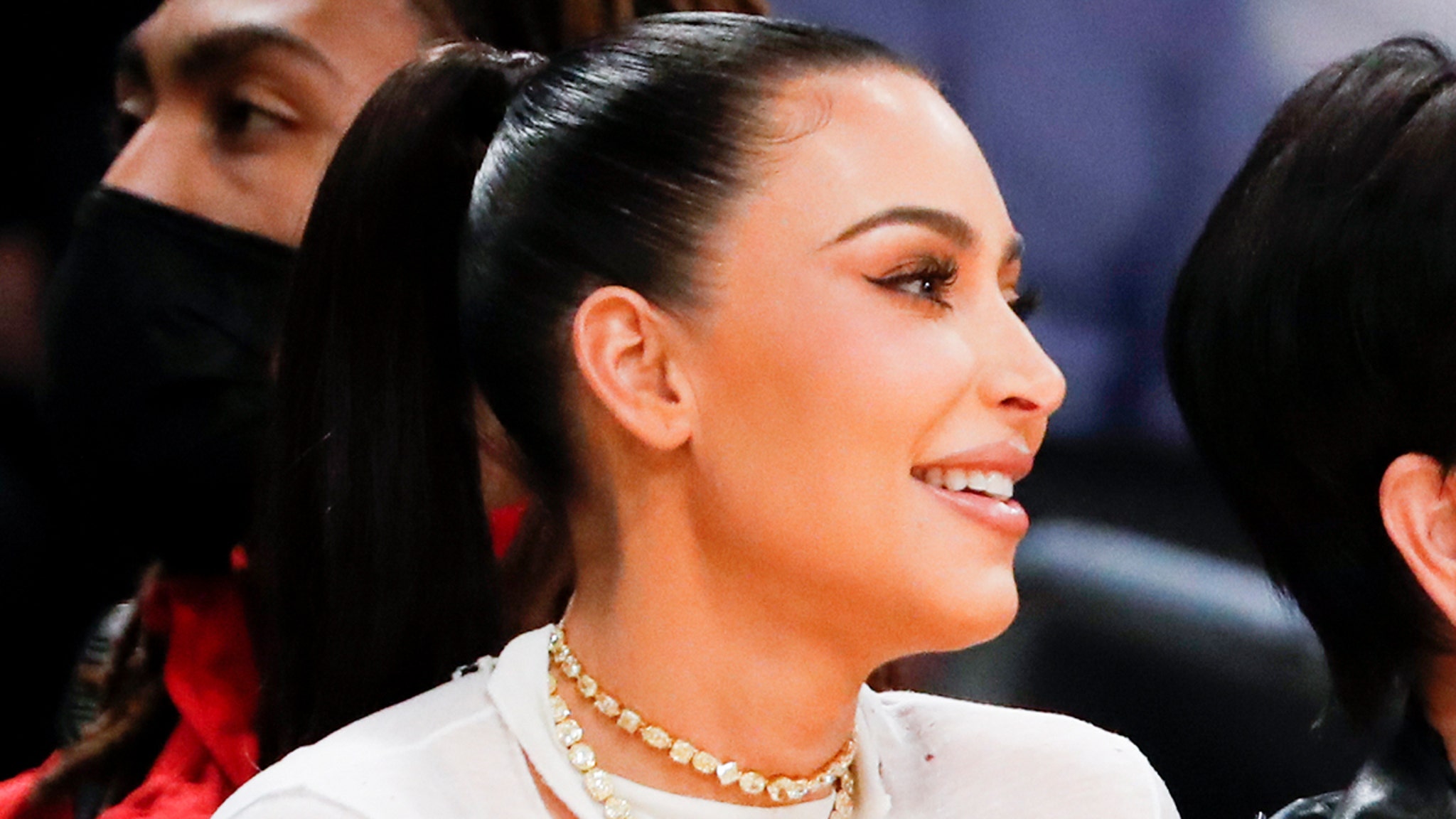 kim-kardashian-isn-t-dating-lakers-player-despite-courtside-playoff-seats