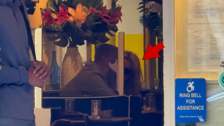 101526 britney eating kal