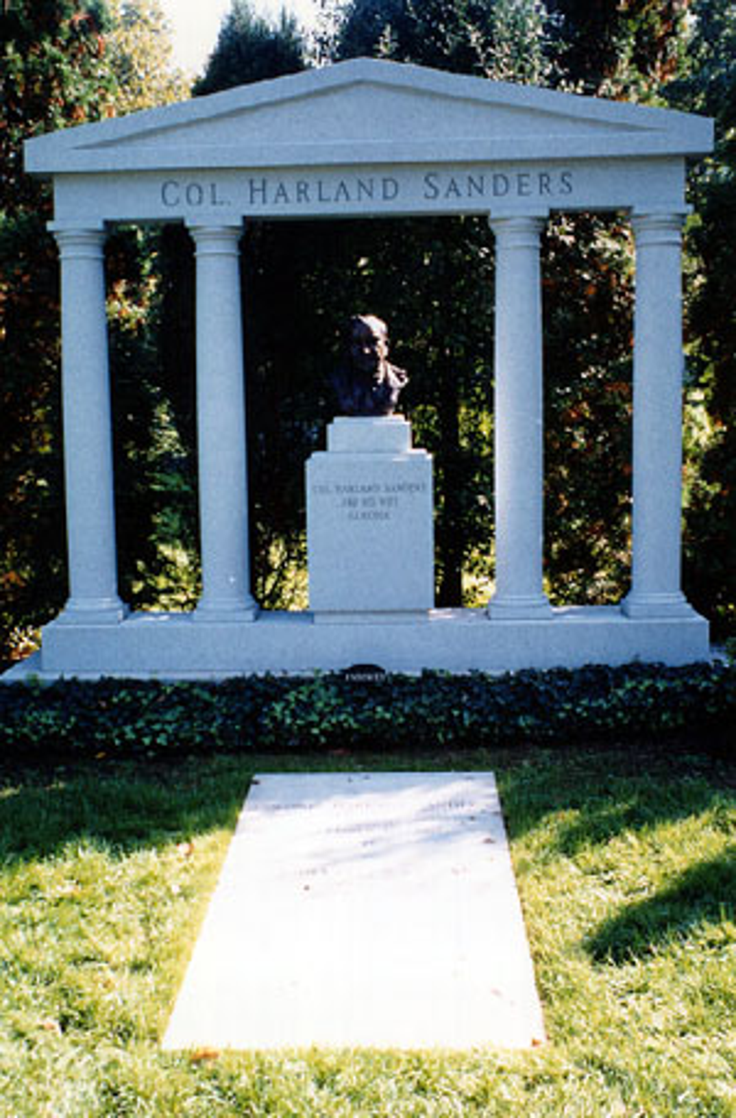 Muhammad Ali's Cemetery Neighbors, image size:1074x1632