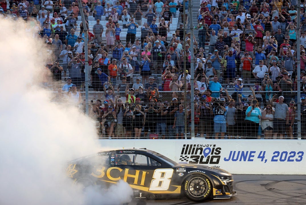 kyle busch on the track Photos0