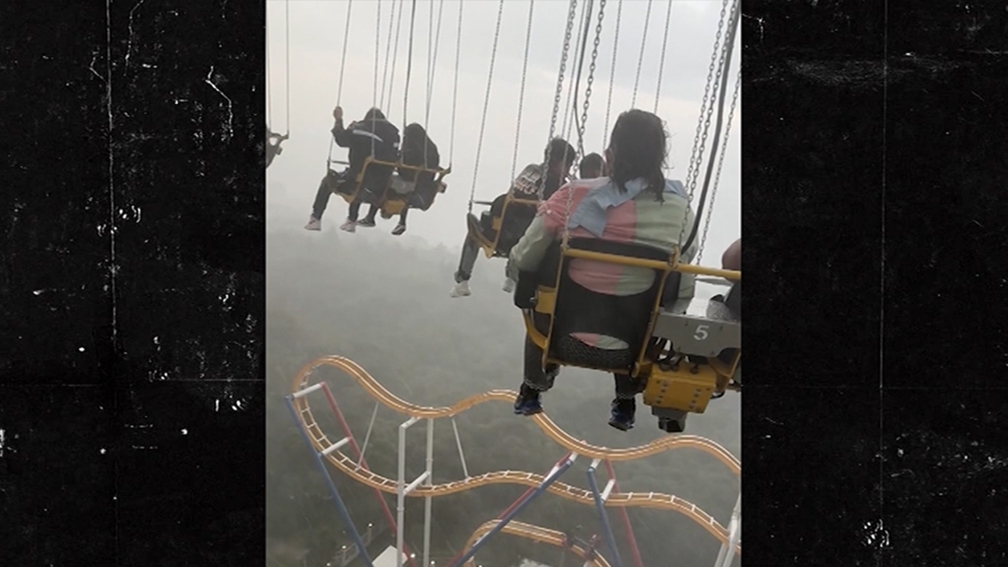 暴風雨の中、シックス・フラッグス・メキシコの公園利用者が高所でぶら下がっている恐ろしいビデオが映る