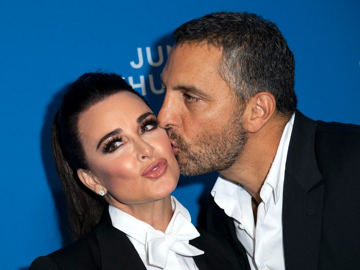 Mauricio Umansky Packs on PDA with New Girlfriend on Mexico Beach