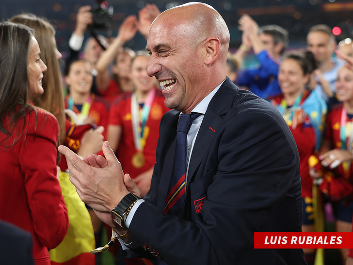 Le président espagnol du football embrasse la joueuse de l’équipe féminine sur les lèvres après sa victoire en Coupe du monde