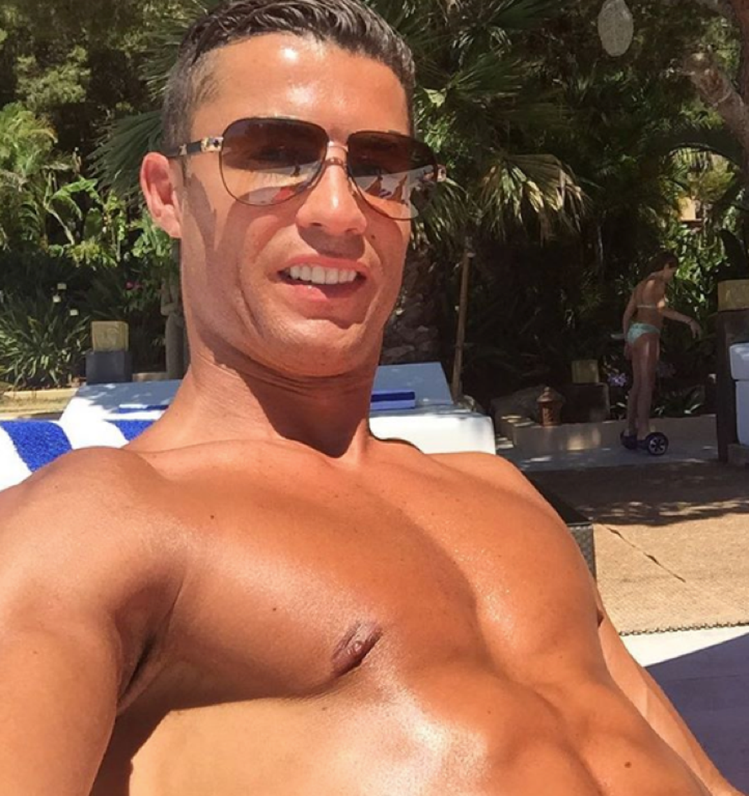 0110_Cristiano_Ronaldo_Shirtless_Shots06