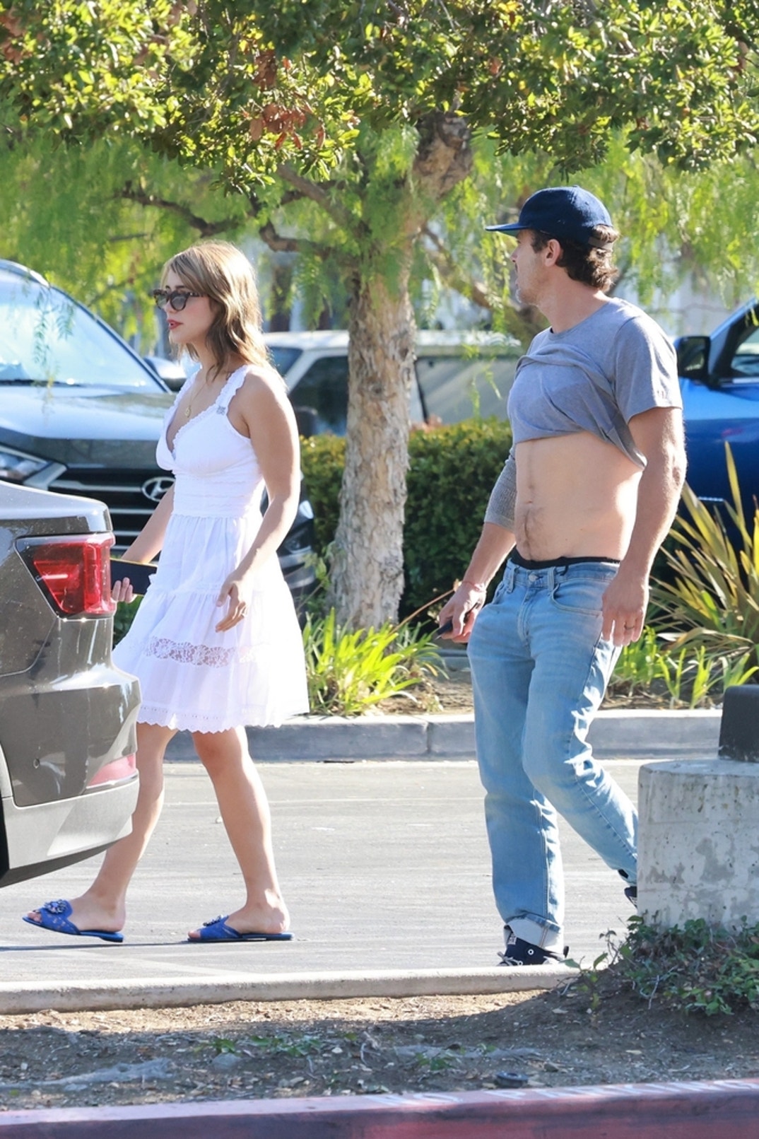 Casey Affleck & Girlfriend Caylee Cowan Step Out for a Grocery Run