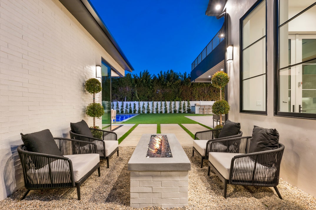 Allison Holker home 37