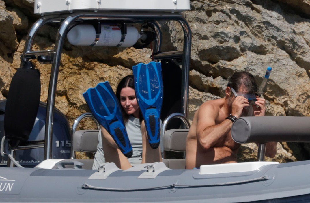 Jennifer Aniston Courteney Cox Pedro Pascal Jim Curtis Yacht Mallorca 13