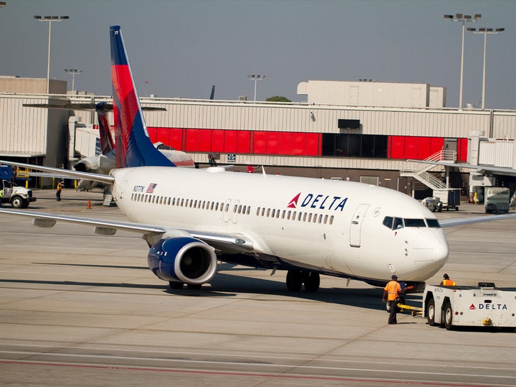 Delta plane at Atlanta Airport 3