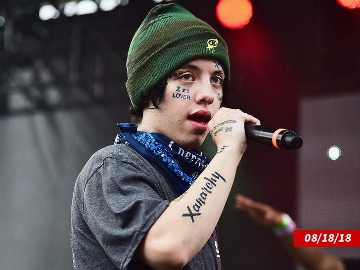 lil xan tampil bernyanyi