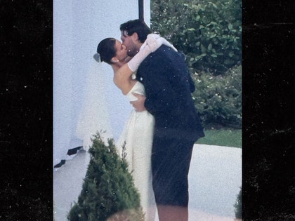 hailee-steinfeld-josh-allen-backgrid-3