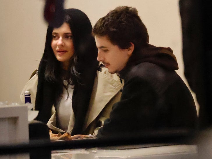 0218-kylie-jenner-timothy-chalamet-pizza-date-sub2