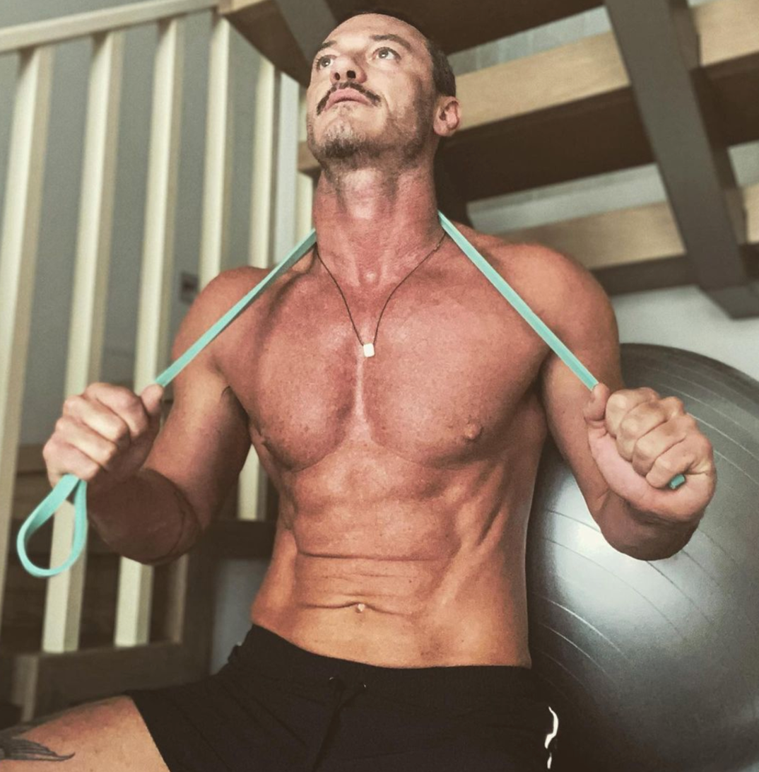 luke-evans-shirtless-photos3