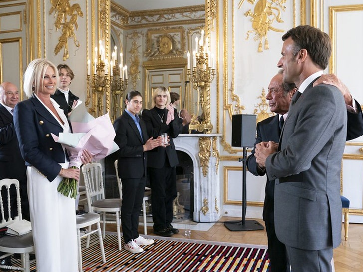 Paul Anka, Fransa Cumhurbaşkanı Emmanuel Macron'dan Fransız Liyakat Nişanı Aldı