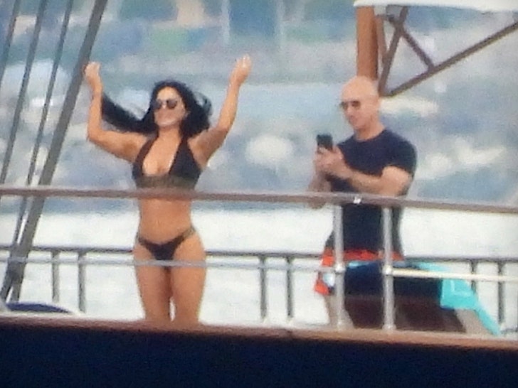 Jeff Bezos Plays Photog for Bikini-Clad Lauren Sanchez on Superyacht