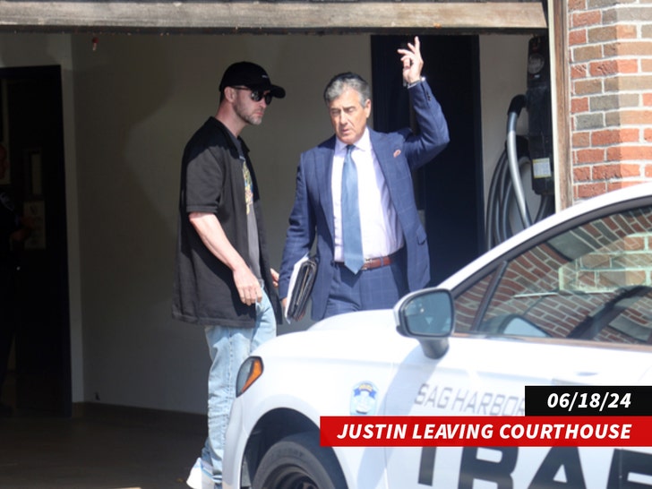 Justin Timberlake saliendo de la estación de policía.