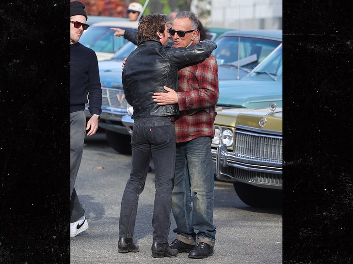 Bruce Springsteen visits Jeremy Allen White on set backgrid 3