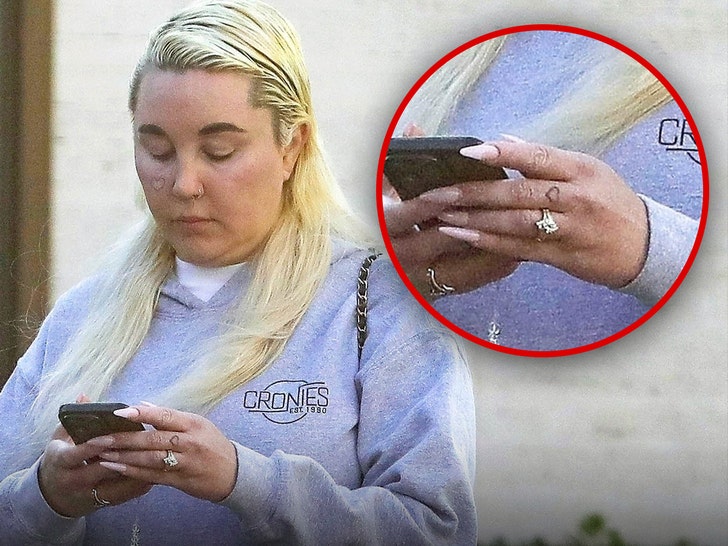 Amanda Bynes not engaged