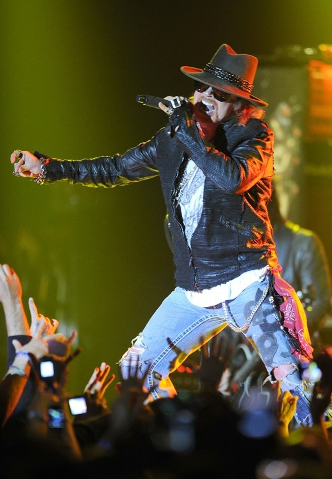 0401_gunsnroses_performance_11