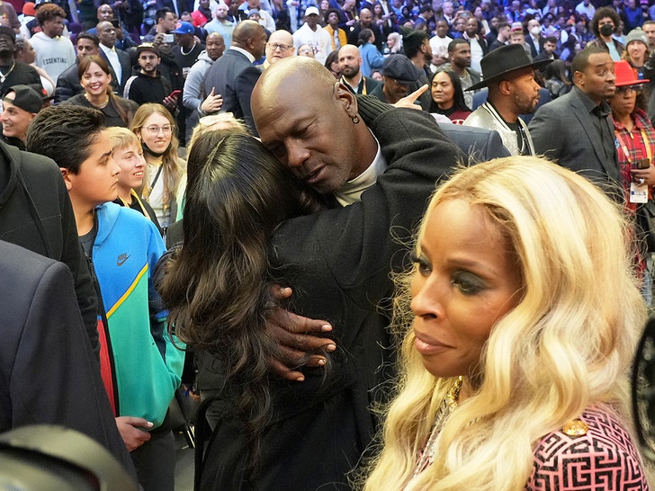 Deltage udmelding Produktivitet Michael Jordan Hugs Vanessa Bryant As Kobe's Honored At NBA 75 Ceremony