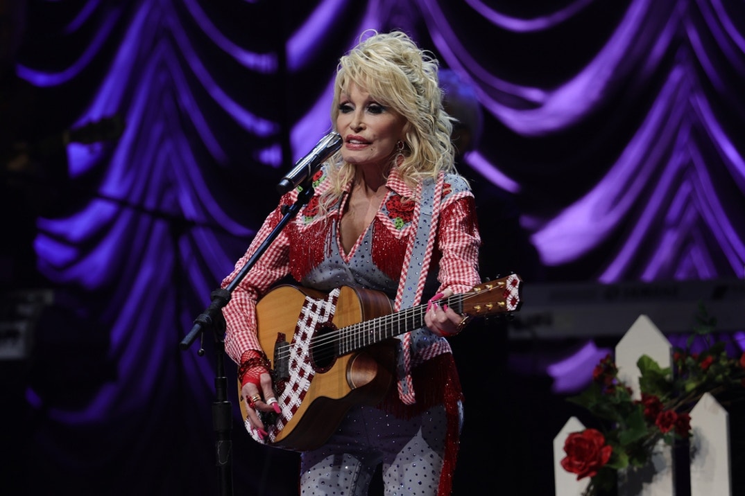 Dolly Parton On Stage 10