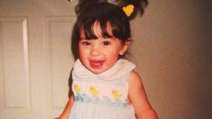 1216-Hailee-Steinfeld-Cute-Kids-hero