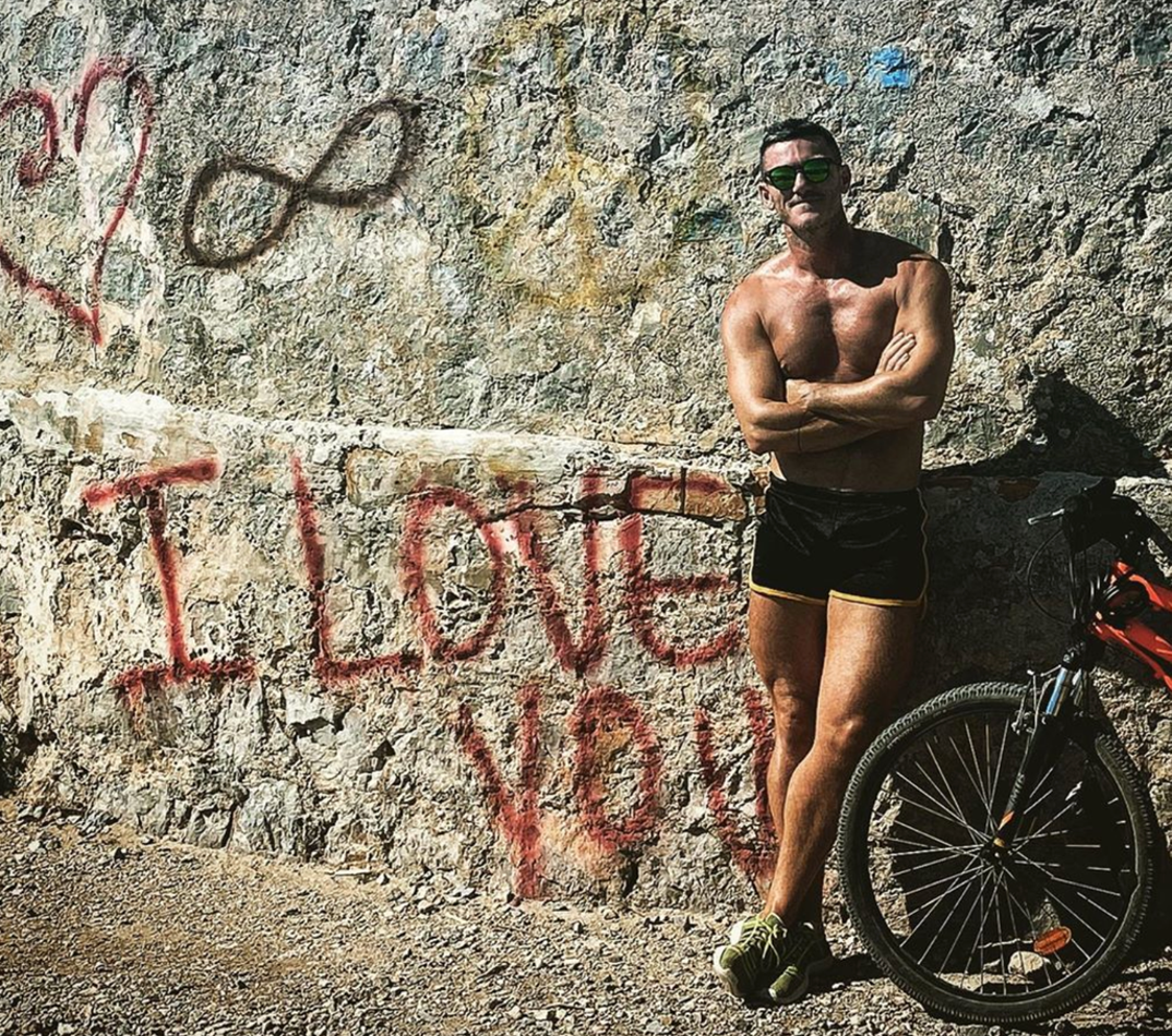 luke-evans-shirtless-hot-photos10