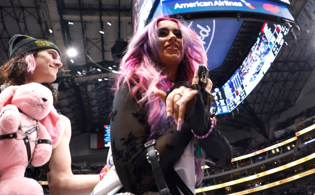 Jules Walcott shuffles past the normies while heading to her courtside seats during the game between the Mavericks and the 76ers at the American Airlines Center on March 16, 2025 in Dallas