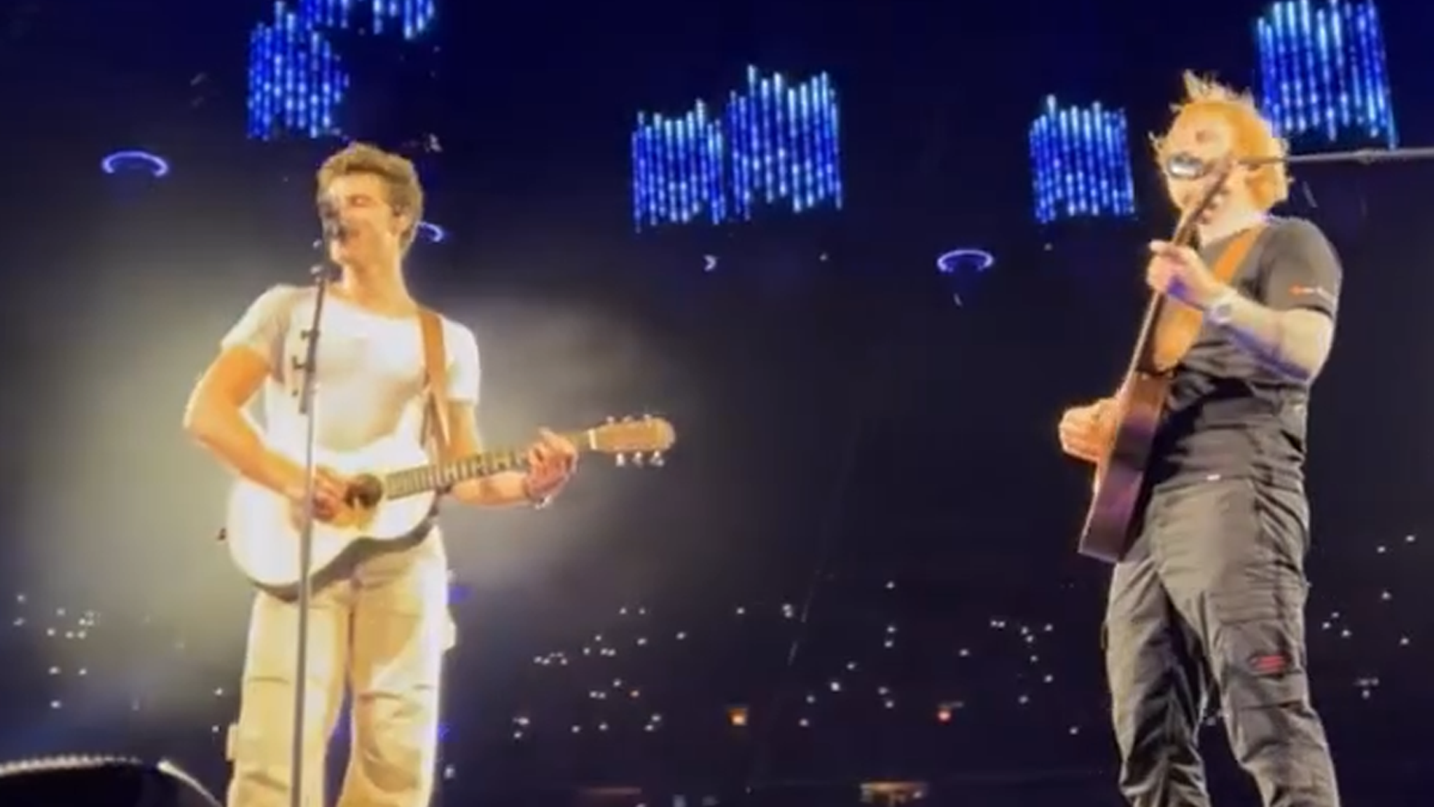 ينضم Shawn Mendes إلى Ed Sheeran على المسرح ، وهو أول حفل موسيقي مباشر منذ توقف الجولة