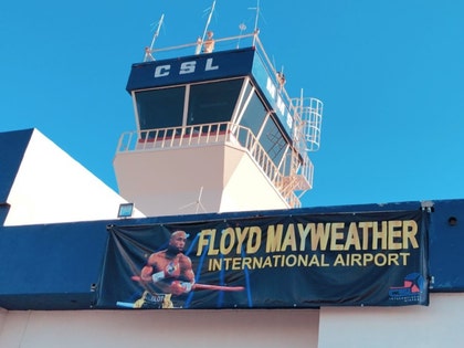 0601-floyd-mayweather-airport-banner-instagram-01