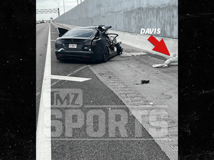 Vontae Davis Kaza Sahnesi Fotoğrafları Eski NFL Yıldızını Kaza Yapmış Arabaların Yanında Uyurken Gösteriyor