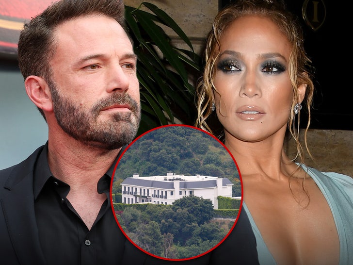 Ben Affleck indossa una camicia nera e una cravatta, Jennifer Lopez un abito e una foto della loro casa sfuggita al deposito a garanzia.