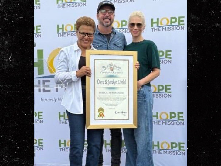 Jordyn Blum e Dave Grohl Karen Bass Los Angeles Mission