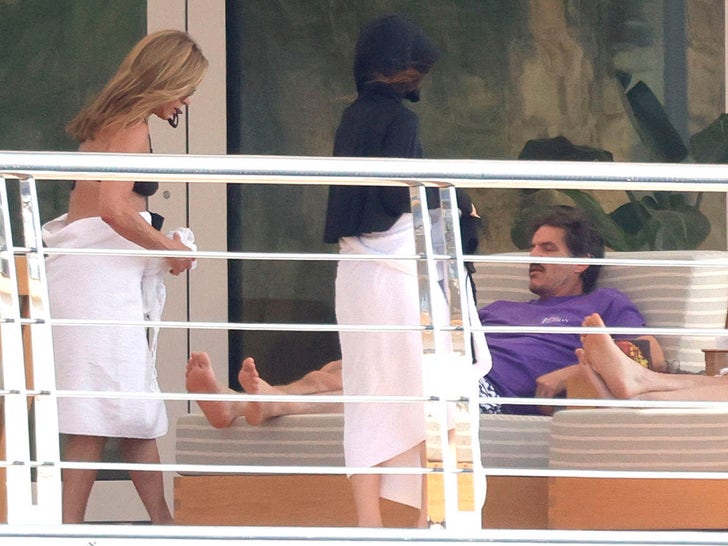 0728-Jennifer-Aniston-Courteney-Cox-Pedro-Pascal-Jim-Curtis-Yacht-Mallorca-Sub2