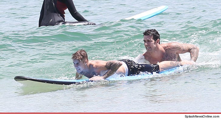 Justin Bieber -- Bodyguard Attacked Over Wipeout Pic According to :: 1127-bieber-surfing-splash-3