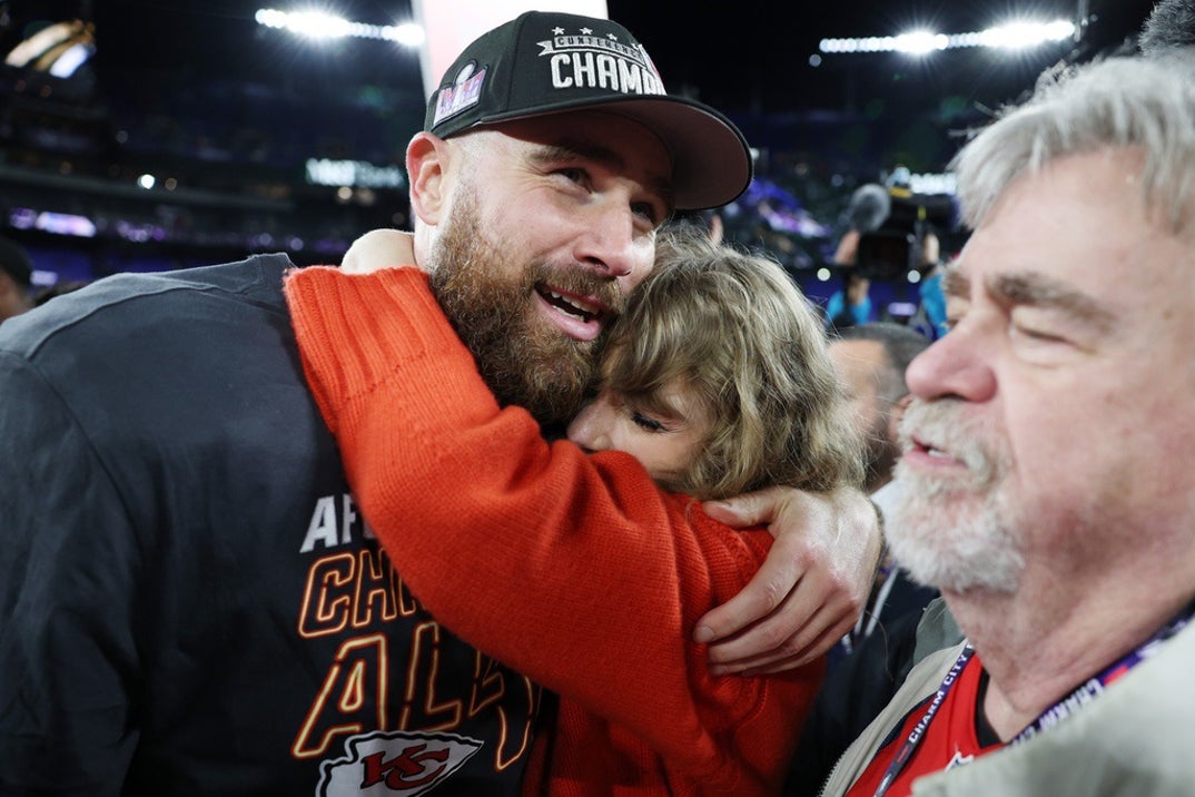 Taylor Swift Travis Kelce After Chiefs Win photos 5