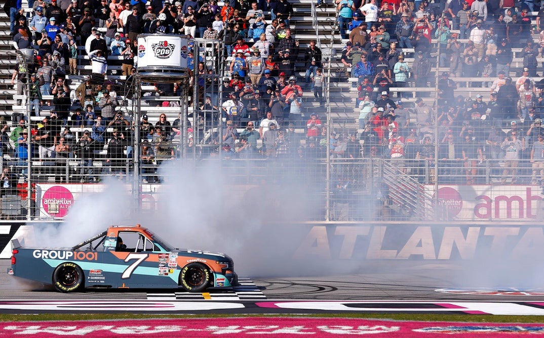 kyle busch on the track Photos9