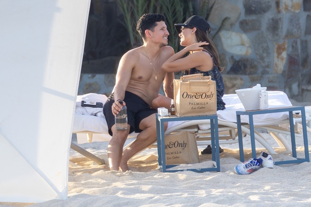 Jessica Alba and Danny Ramirez cabo 8
