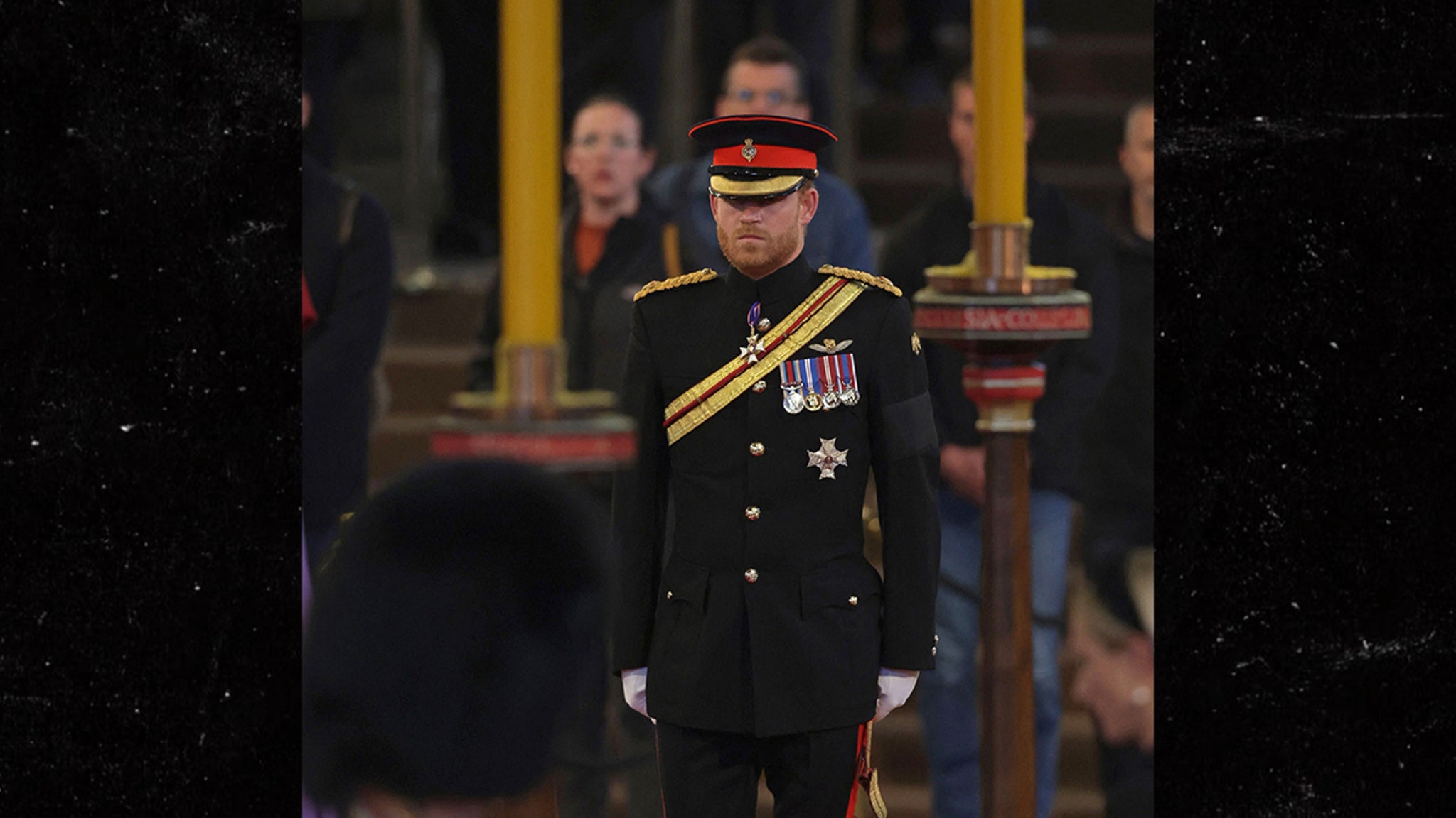 El príncipe Harry viste uniforme militar en el velorio de la Reina por sus nietos