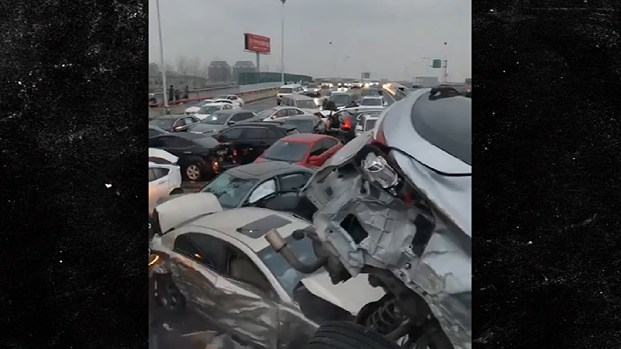 100 cars collided in China due to icy roads, everyone is still alive