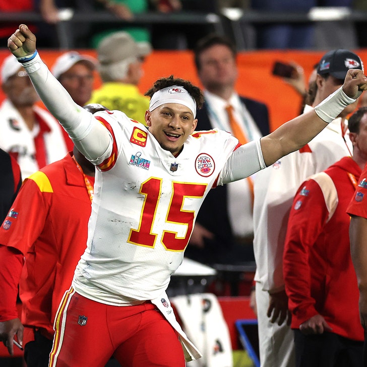 Patrick Mahomes, Travis Kelce Share Hilarious Moment During Chiefs