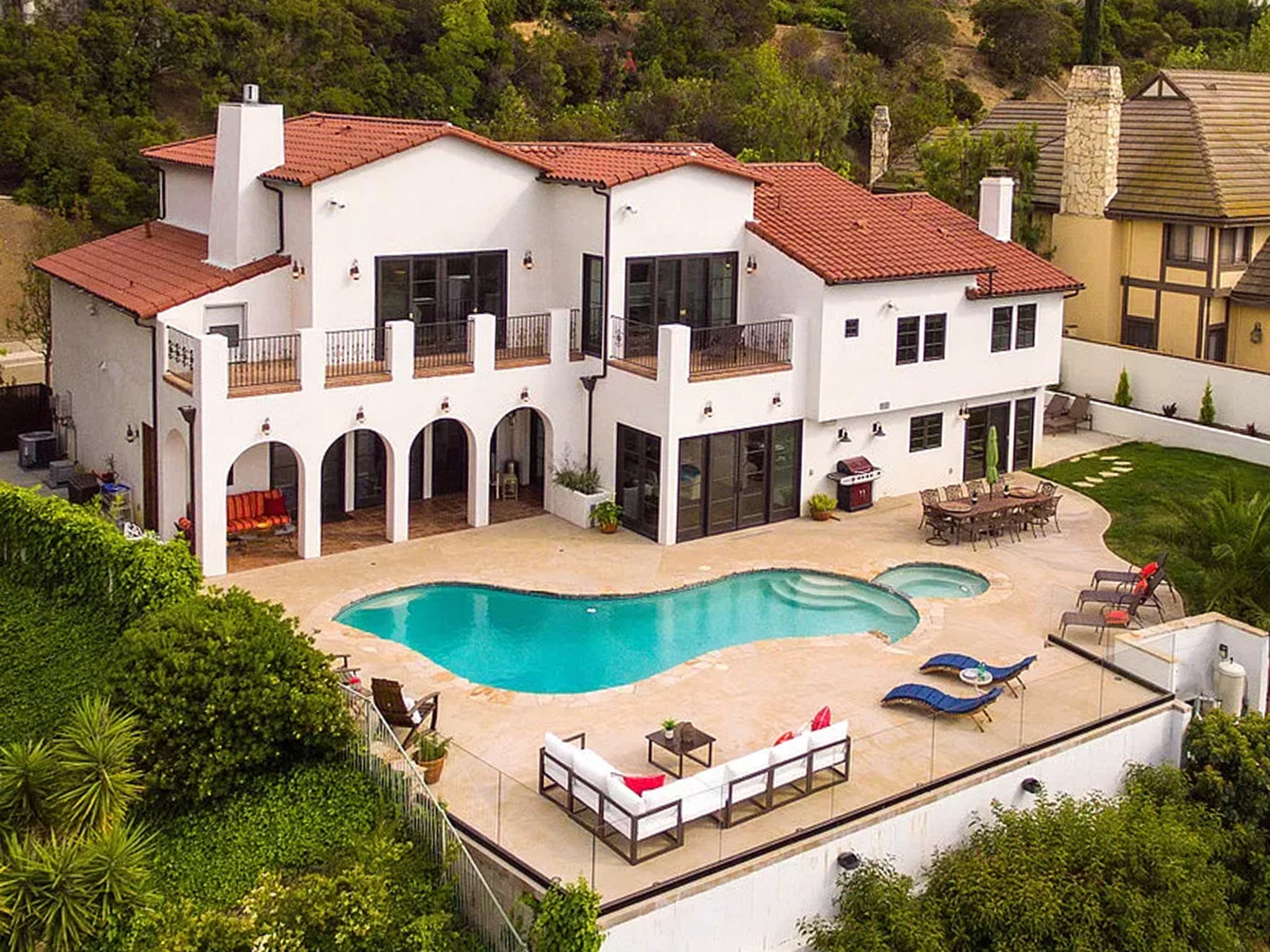 Riverdale Star Lili Reinhart Drops 2 7m For L A Home