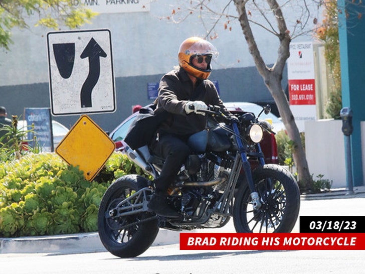 Brad va en su motocicleta.