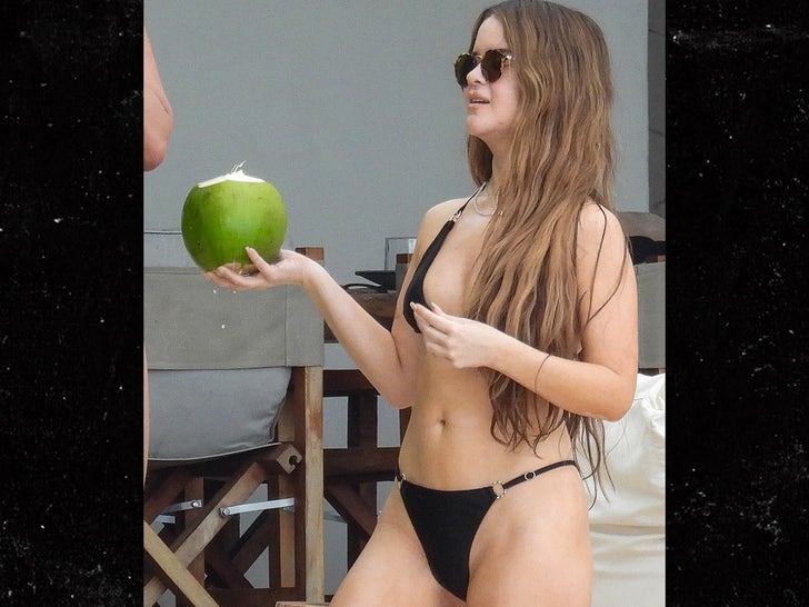 Maren Morris mostra Physique, Sips Coconut em Biquíni de Itty Bitty