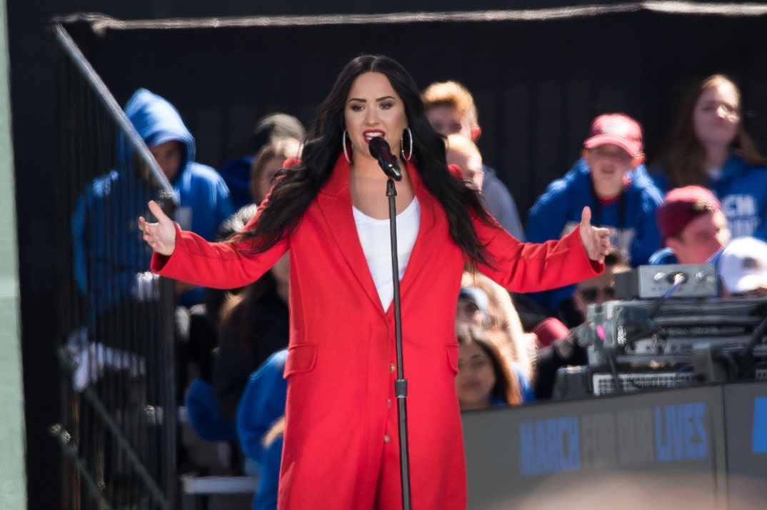 demi_performance_pics_06