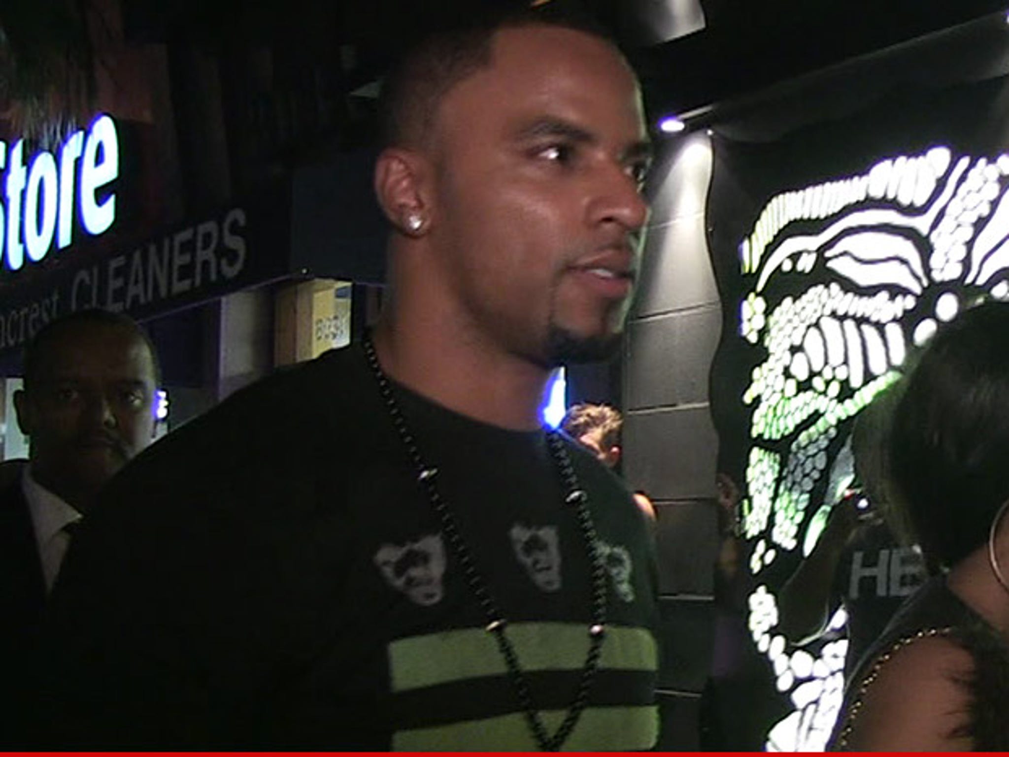 New Orleans police issue arrest warrant for Darren Sharper