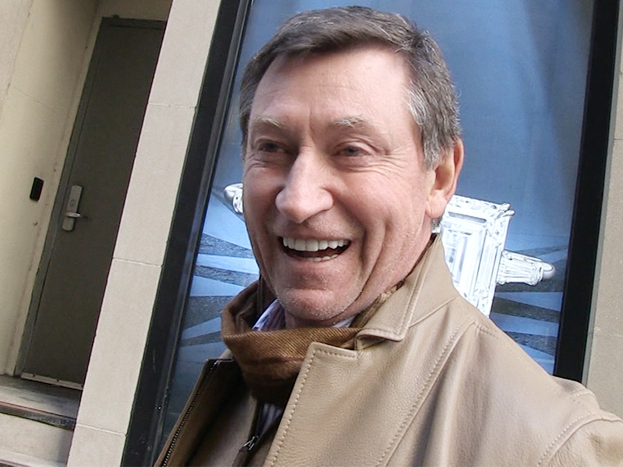 Don't Believe Anything You Hear”: Wayne Gretzky Was Bewildered by His  Father's Reaction to His Controversial Trade In 2022 - EssentiallySports