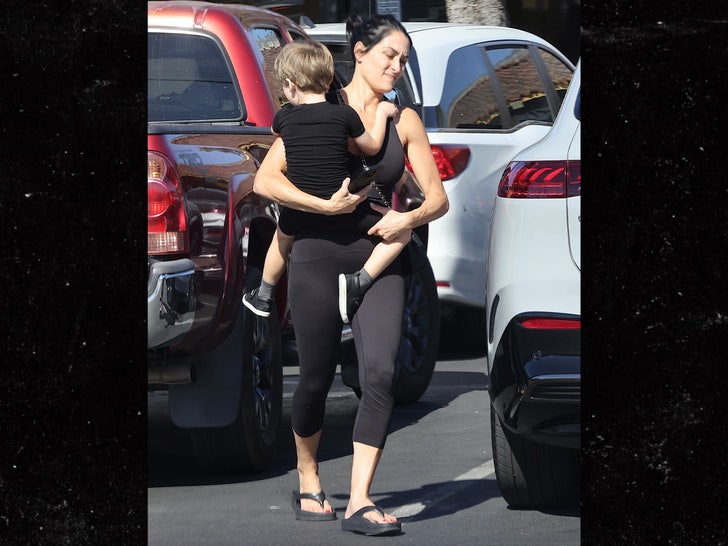 091424 nikki bella con figlio lezione di danza sub backgrid